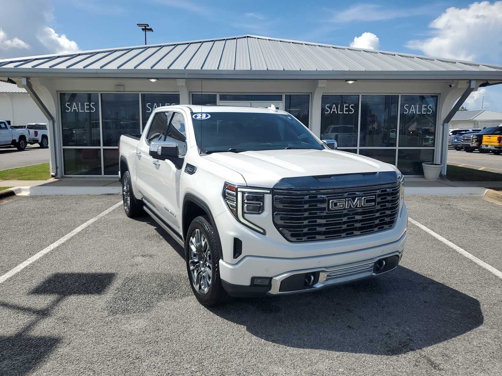 Used 2023 White Frost Tricoat GMC Denali Ultimate image 8