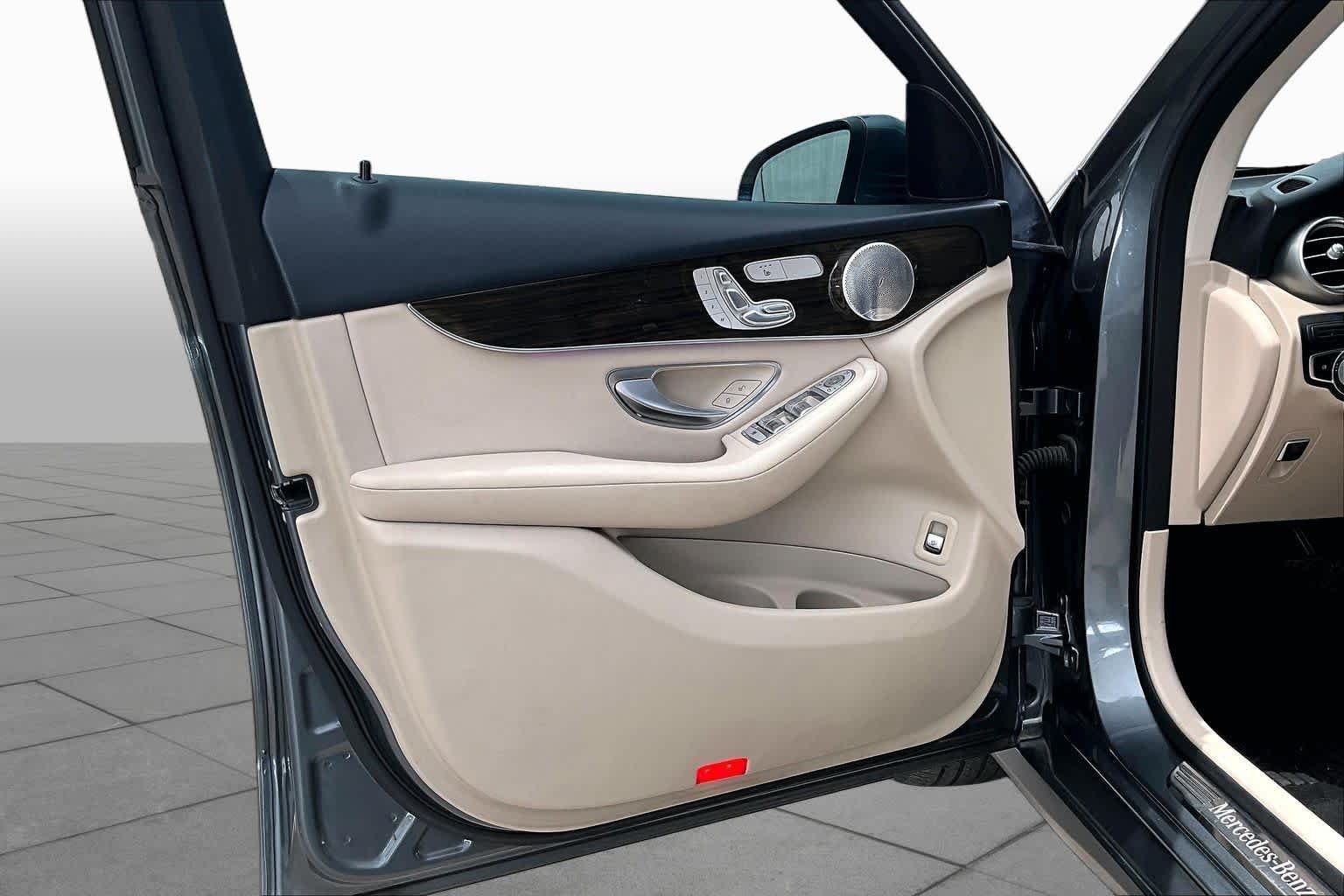 Used 2020 Selenite Grey Metallic Mercedes-Benz GLC 300 image 22