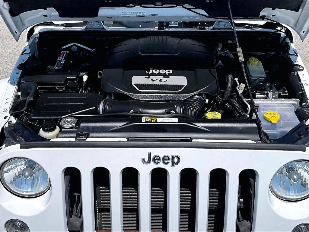 Used 2015 White Jeep Unlimited Sahara image 11