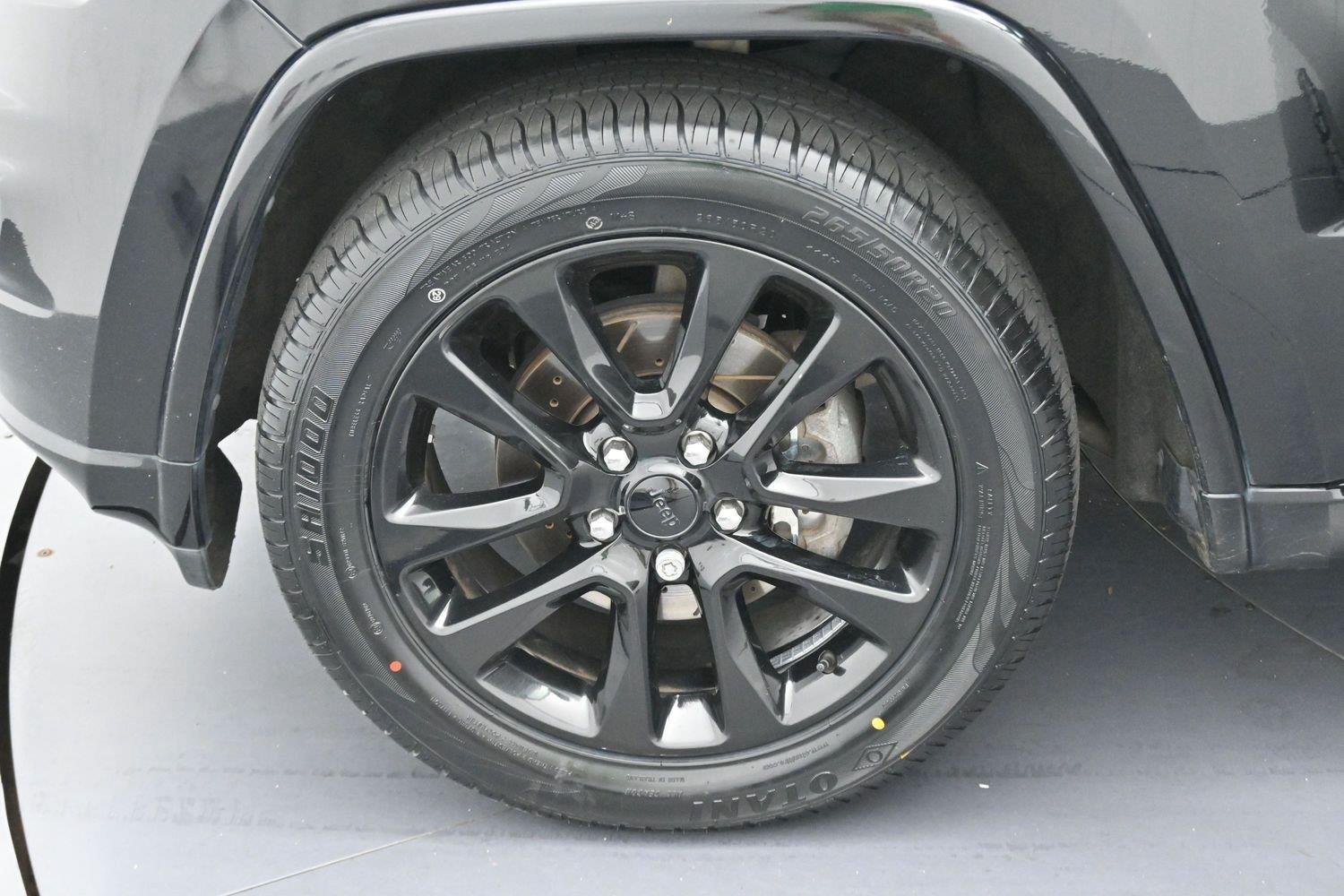 Used 2017 Diamond Black Crystal Pearlcoat Jeep Altitude image 35