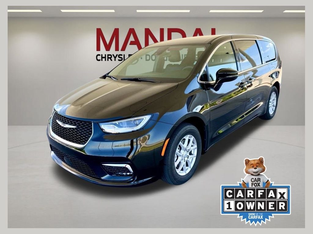 2025 Chrysler Pacifica Select's photo