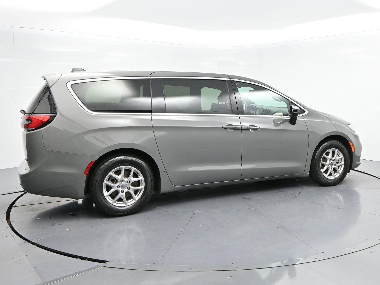 Used 2025 Gray Chrysler Select image 8