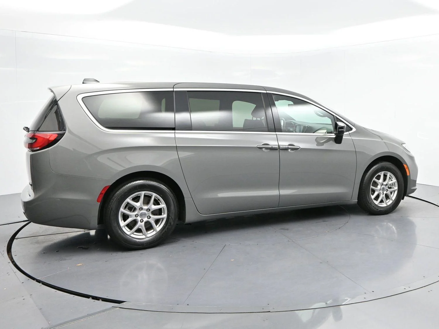 Used 2025 Gray Chrysler Select image 8