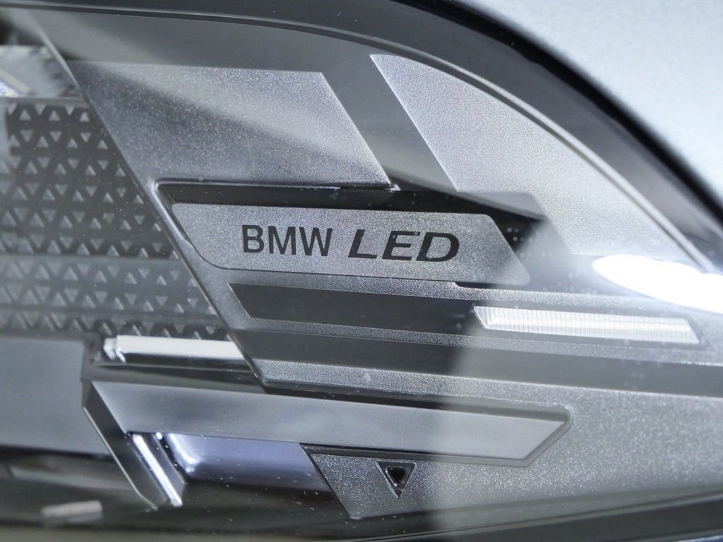 New 2026 Skyscraper Grey Metallic BMW xDrive50e image 4
