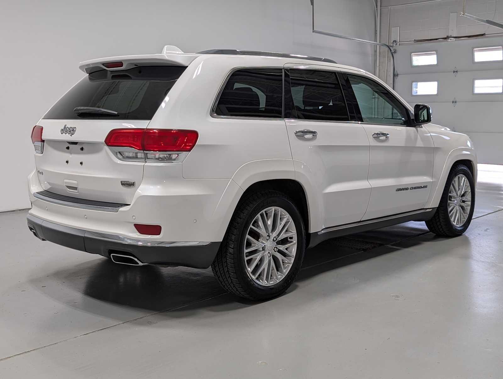 Used 2018 Ivory Tri-Coat Pearl Jeep Summit image 8