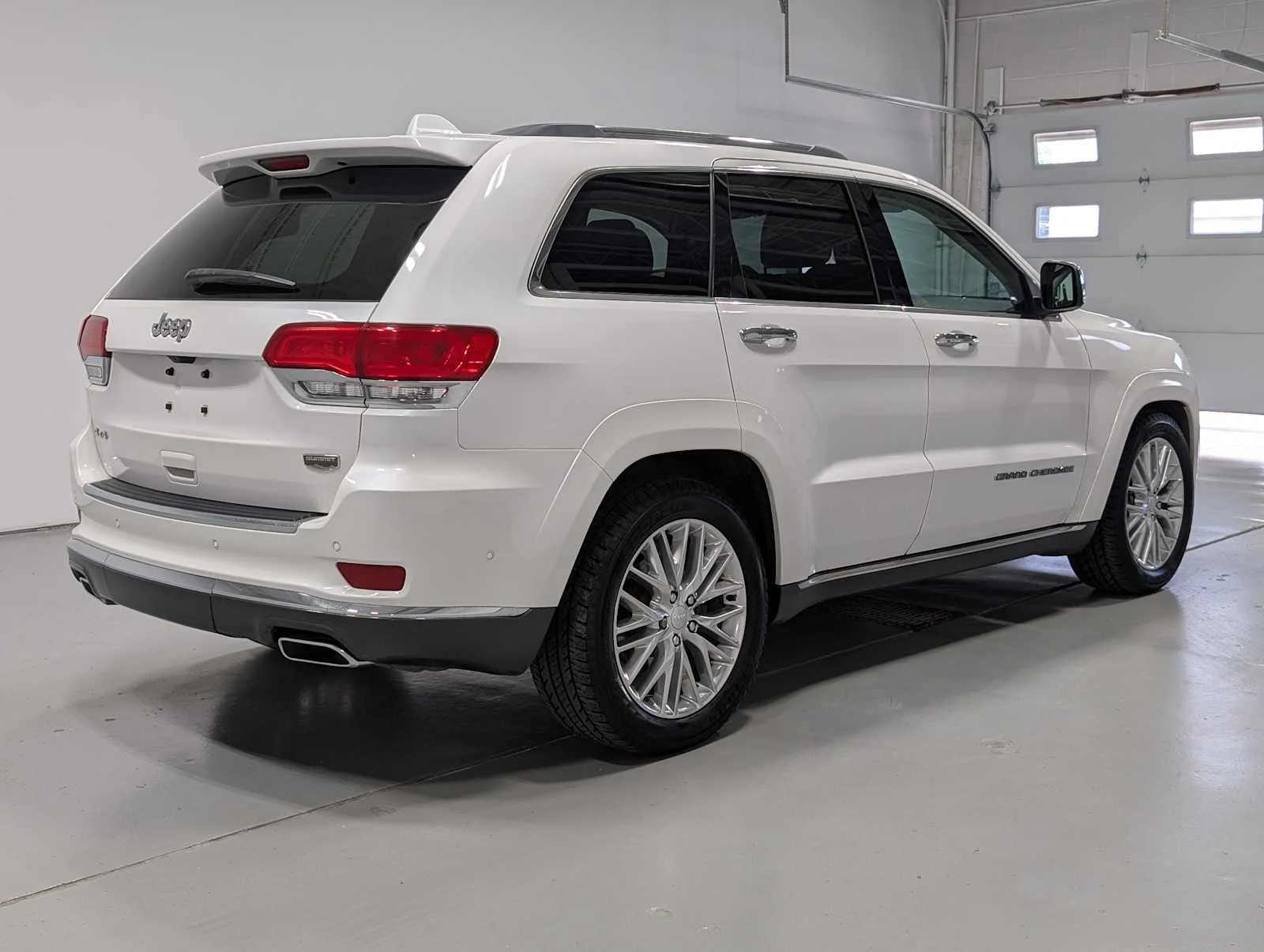 Used 2018 Ivory Tri-Coat Pearl Jeep Summit image 8