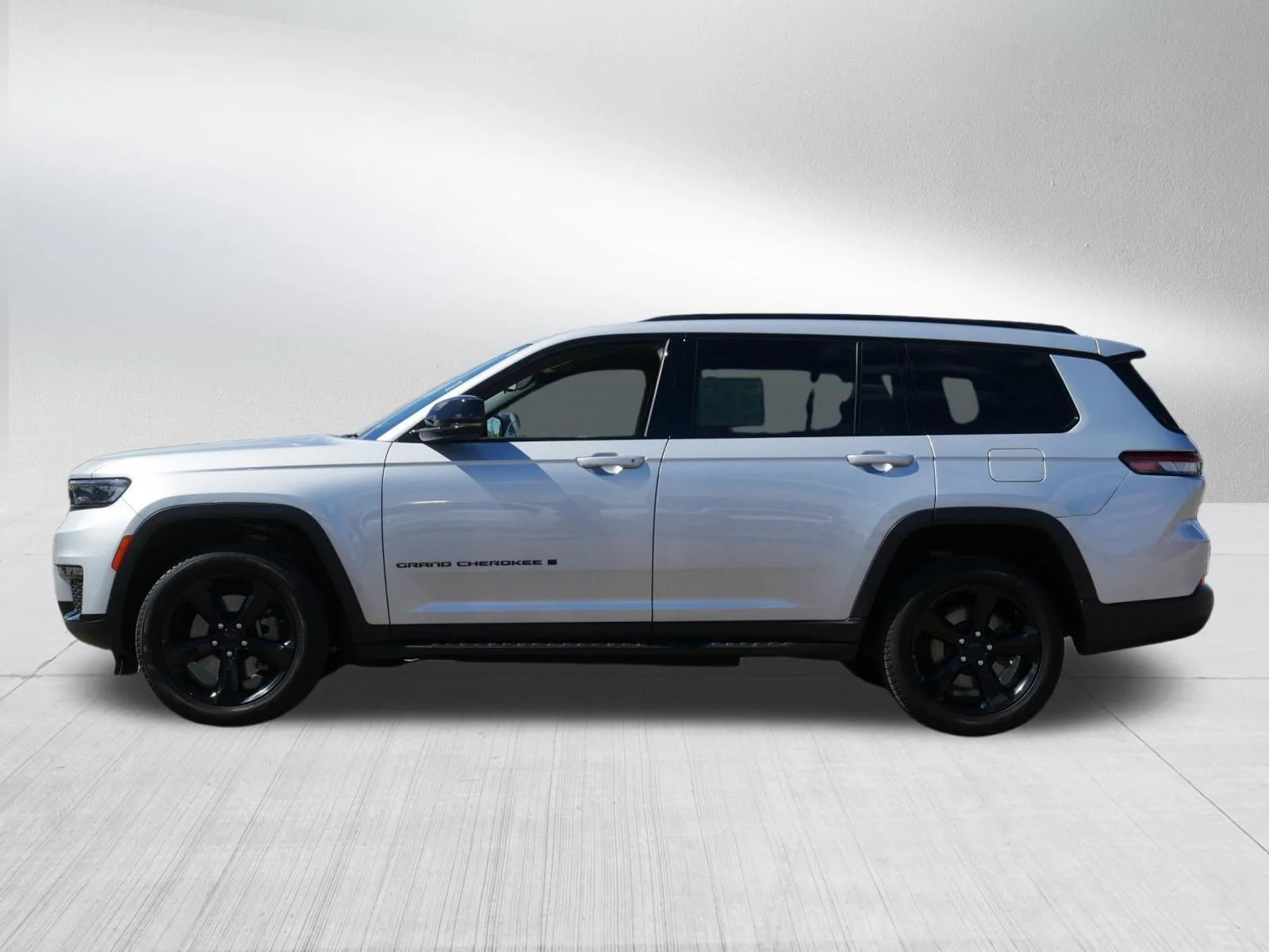 Used 2024 Silver Zynith Jeep Limited image 4
