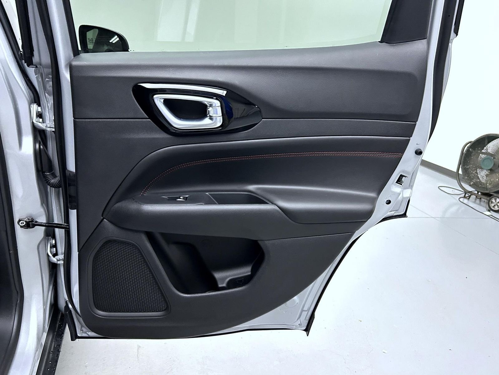New 2026 Silver Zynith Metallic Clear-Coat Exterior Paint Jeep Trailhawk image 17
