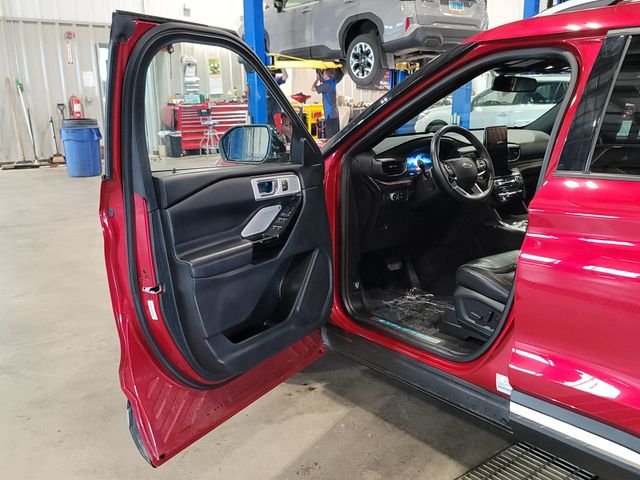 Used 2022 Red Metallic Ford Platinum image 18
