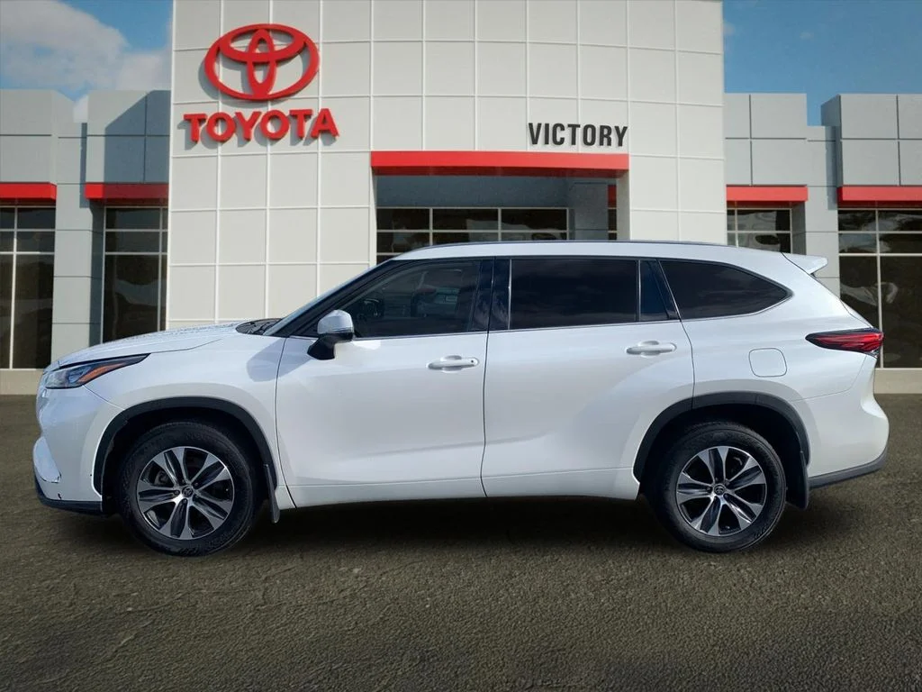 Used 2020 White Toyota XLE image 6