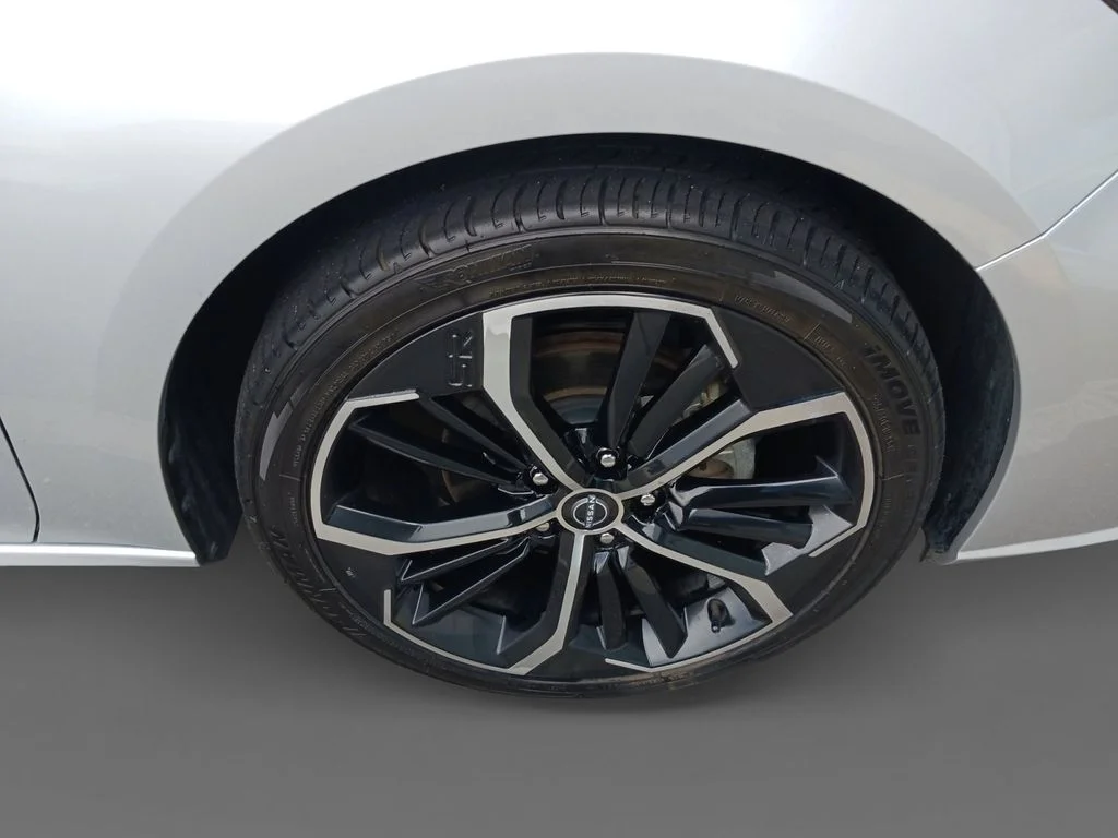Used 2024 Silver Nissan 2.5 SR image 16