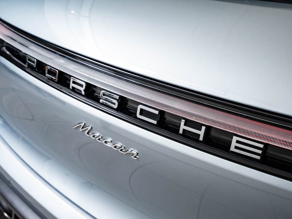 Used 2024 Dolomite Silver Metallic Porsche  image 17