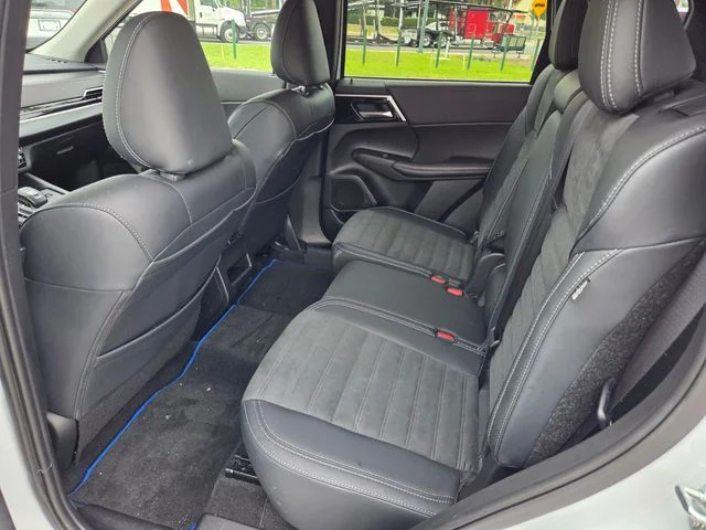 Used 2025 White Mitsubishi  image 10