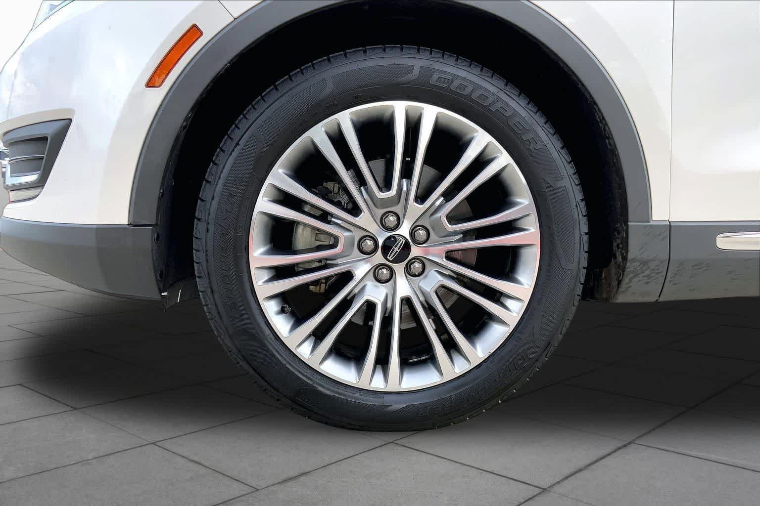 Used 2018 White Platinum Metallic Tri-Coat Lincoln Reserve image 10