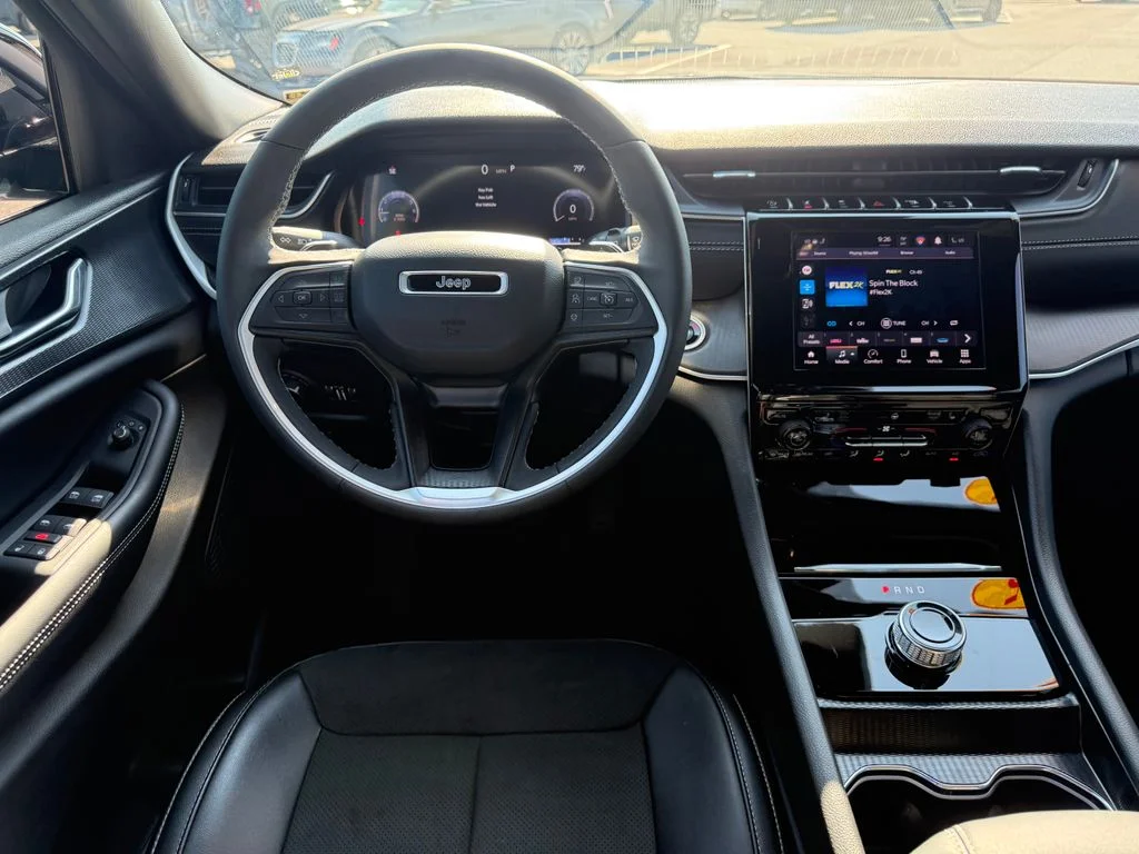 Used 2025 White Jeep Altitude image 8