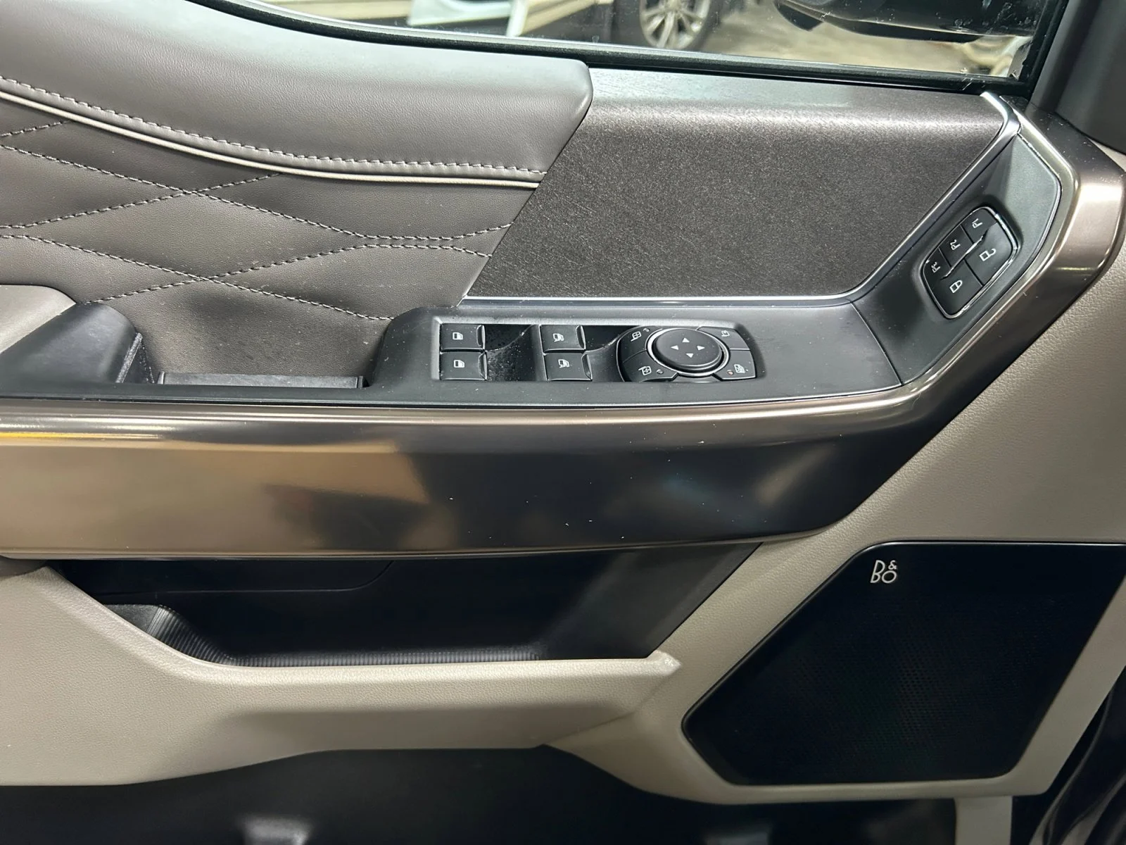 New 2026 Agate Black Metallic Ford Platinum* w/ hard fold tonneau cover image 16