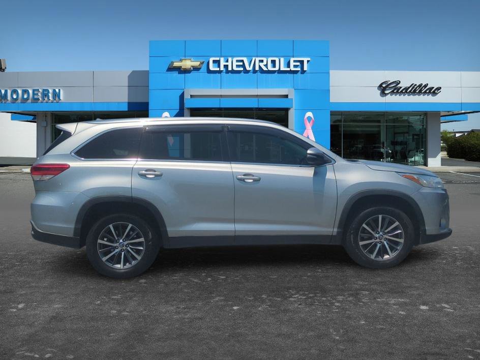 Used 2019 CELESTIAL SILVER METALLIC Toyota SE image 6