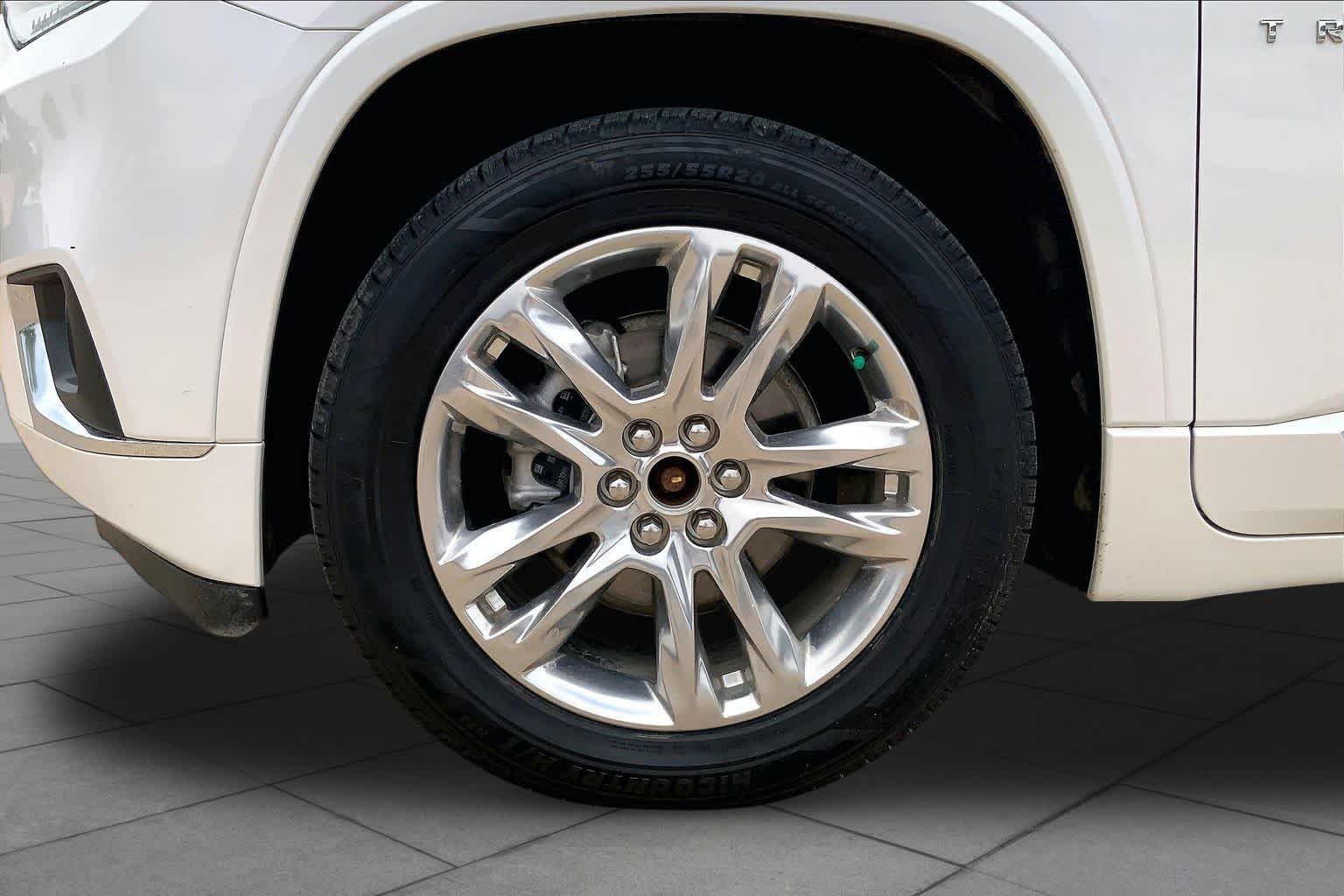 Used 2021 Iridescent Pearl Tricoat Chevrolet High Country image 11