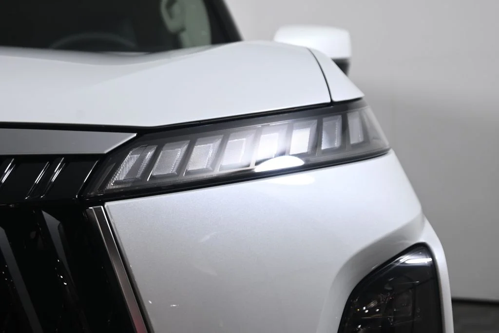 New 2027 White INFINITI LUXE image 11