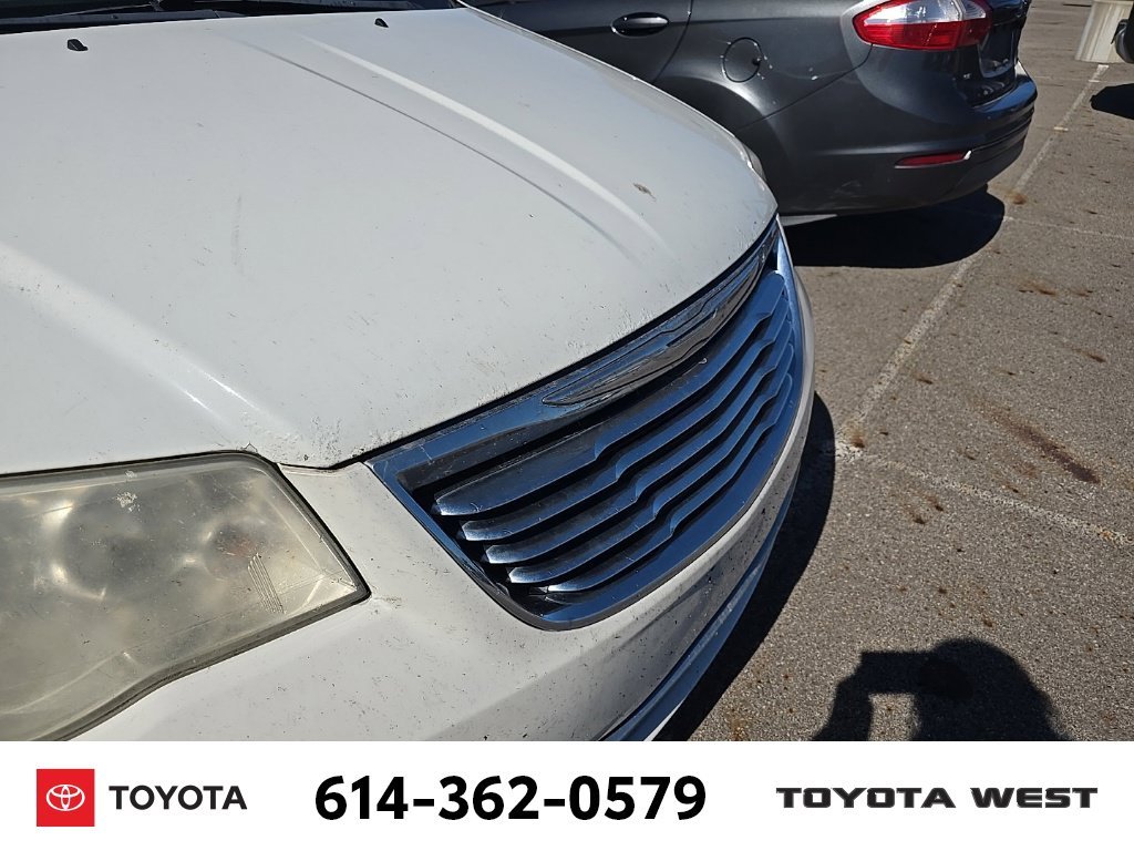 Used 2012 White Chrysler Touring image 12