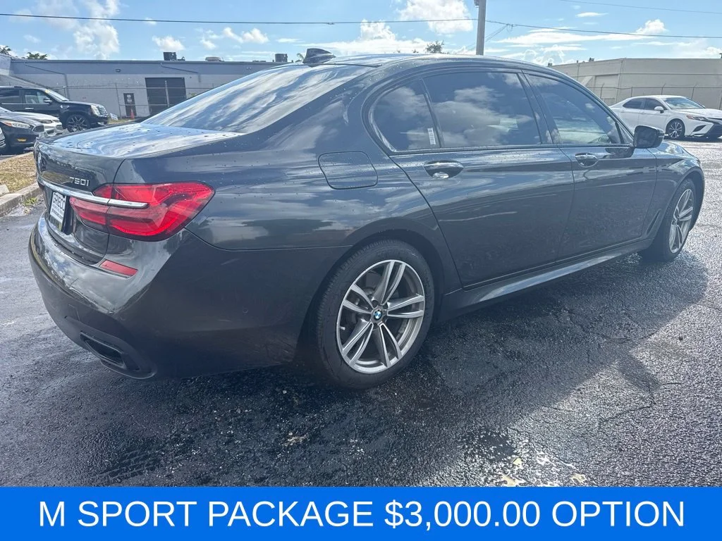 Used 2019 Gray BMW 750i xDrive image 3