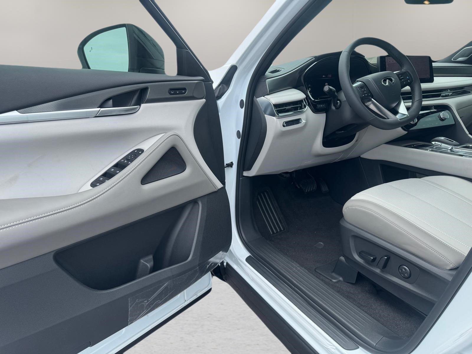 New 2027 RADIANT WHITE INFINITI Luxe AWD image 17