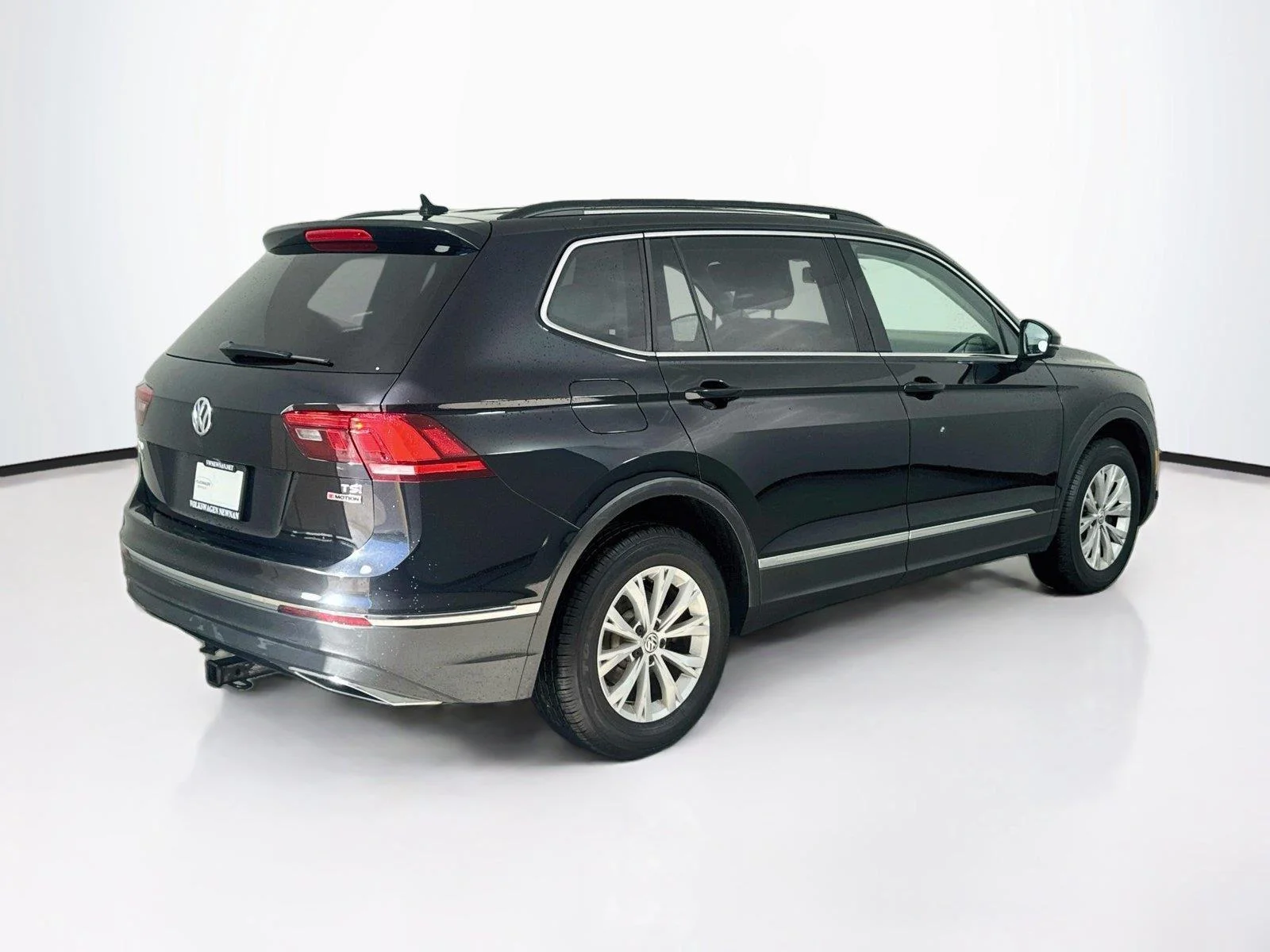 Used 2018 Deep Black Pearl Metallic Volkswagen SE image 2