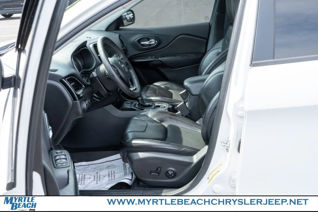 Used 2020 Bright White Clearcoat Jeep Latitude Plus image 17