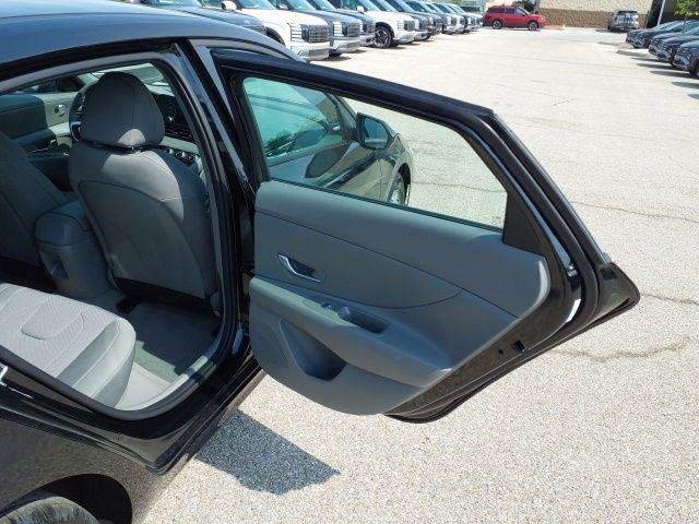 New 2026 Abyss Black Hyundai SE image 29