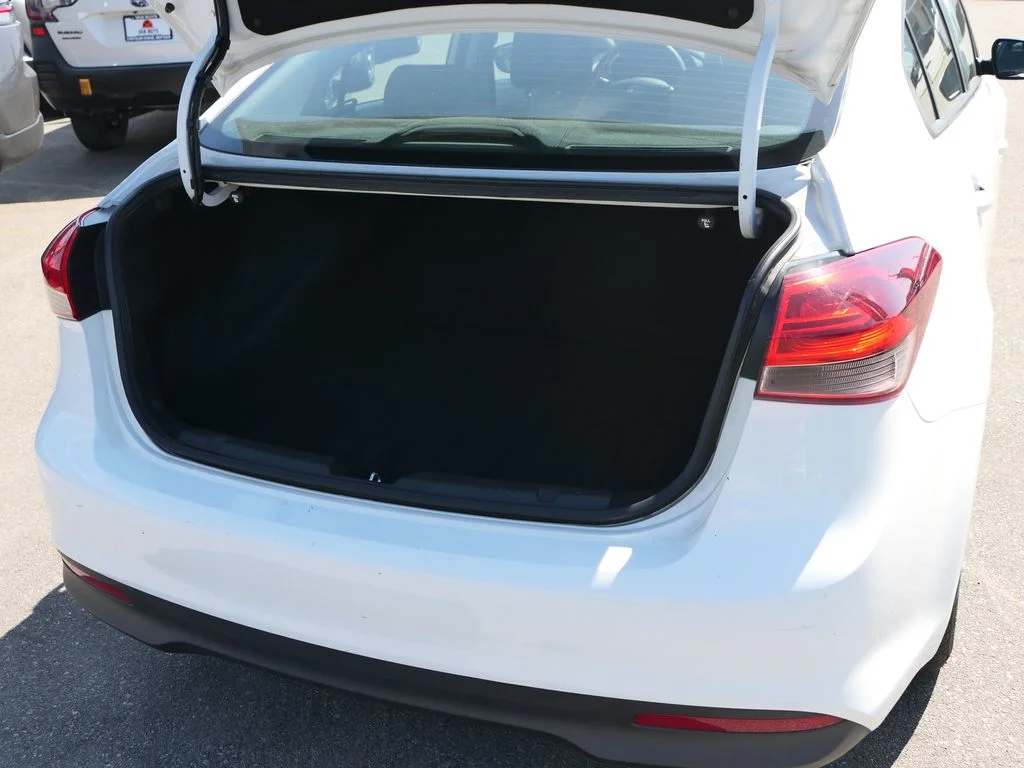 Used 2017 White Kia LX image 21