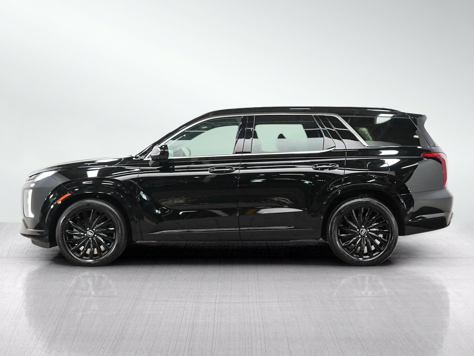 Used 2025 Hyundai Palisade Calligraphy Night Edition with VIN KM8R7DGEXSU934931 for sale in Minneapolis, Minnesota