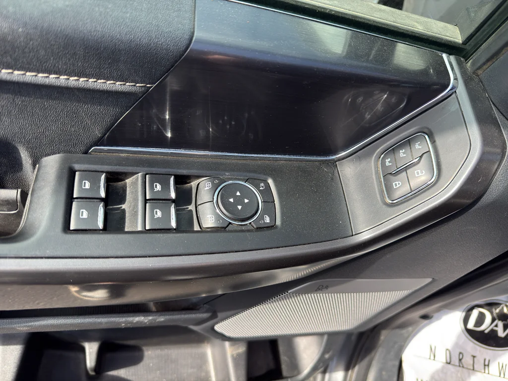Used 2025 Gray Metallic Ford LARIAT image 14