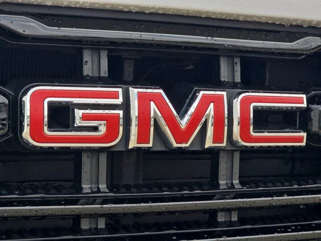 Used 2021 SUMMIT WHITE GMC 4WD Elevation image 32