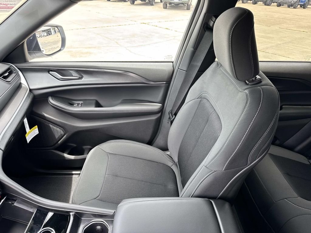 New 2026 Bright White Clear-Coat Exterior Paint Jeep Laredo X image 32