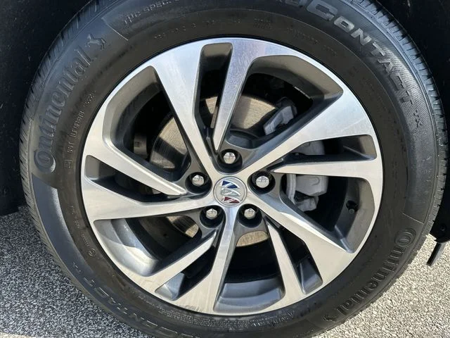 Used 2023 White Buick Essence image 21