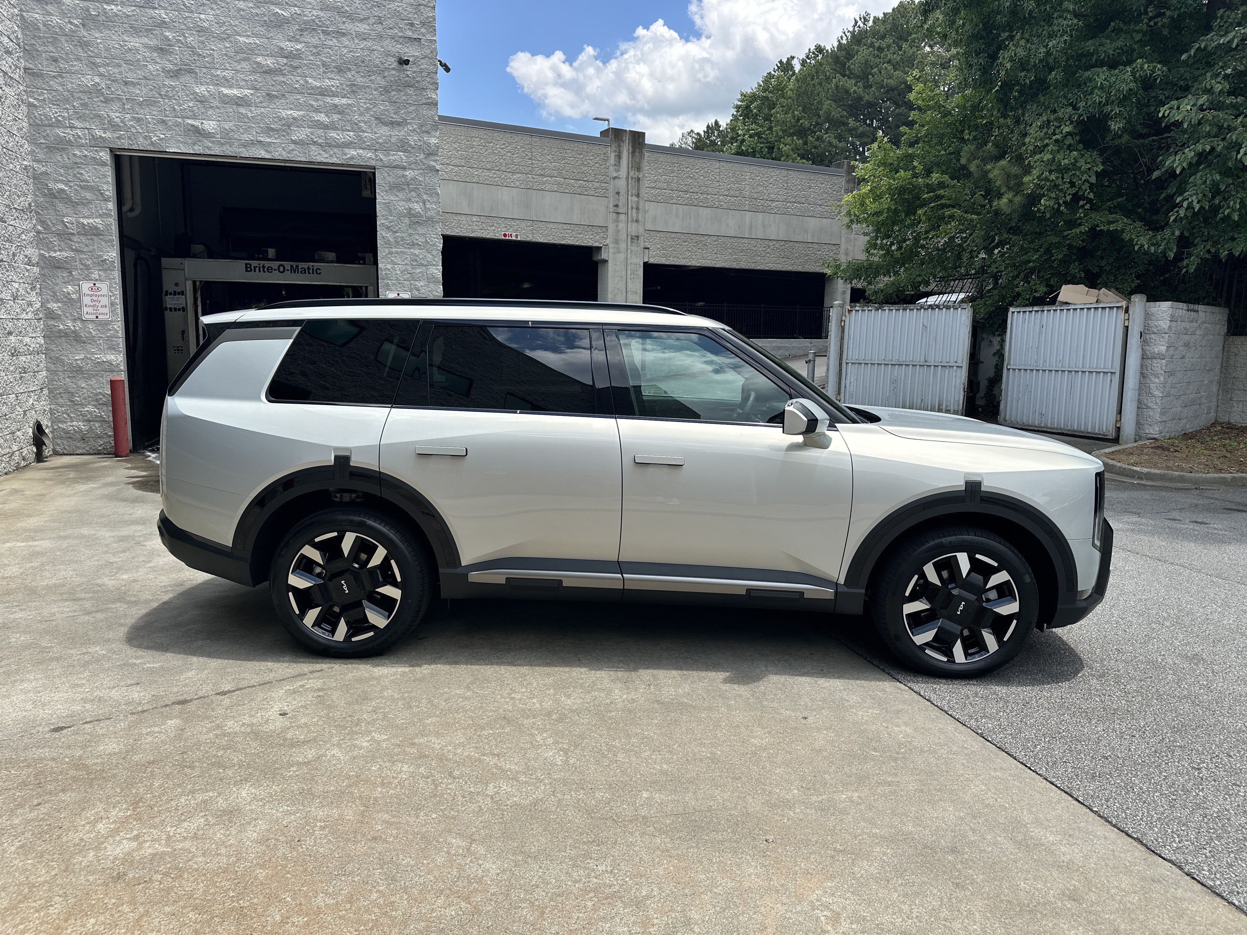New 2027 Ivory Silver Kia S image 5