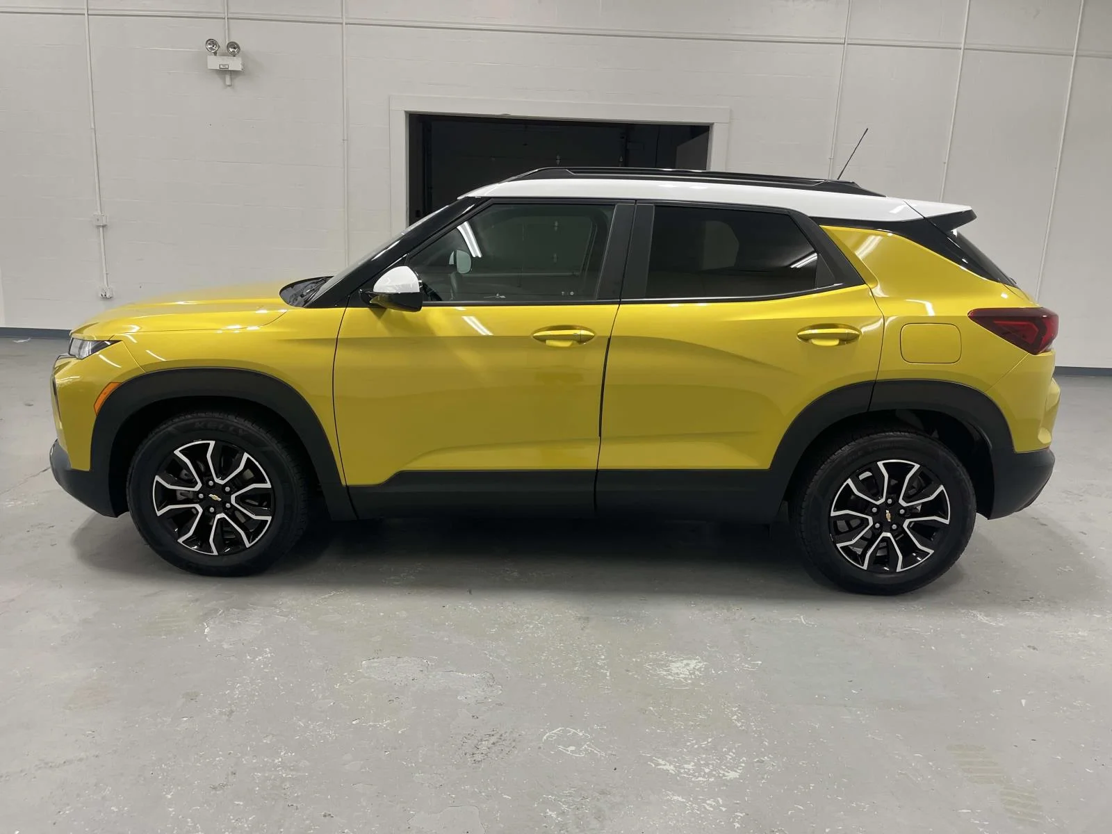 Used 2023 NITRO YELLOW METALLIC Chevrolet ACTIV image 5
