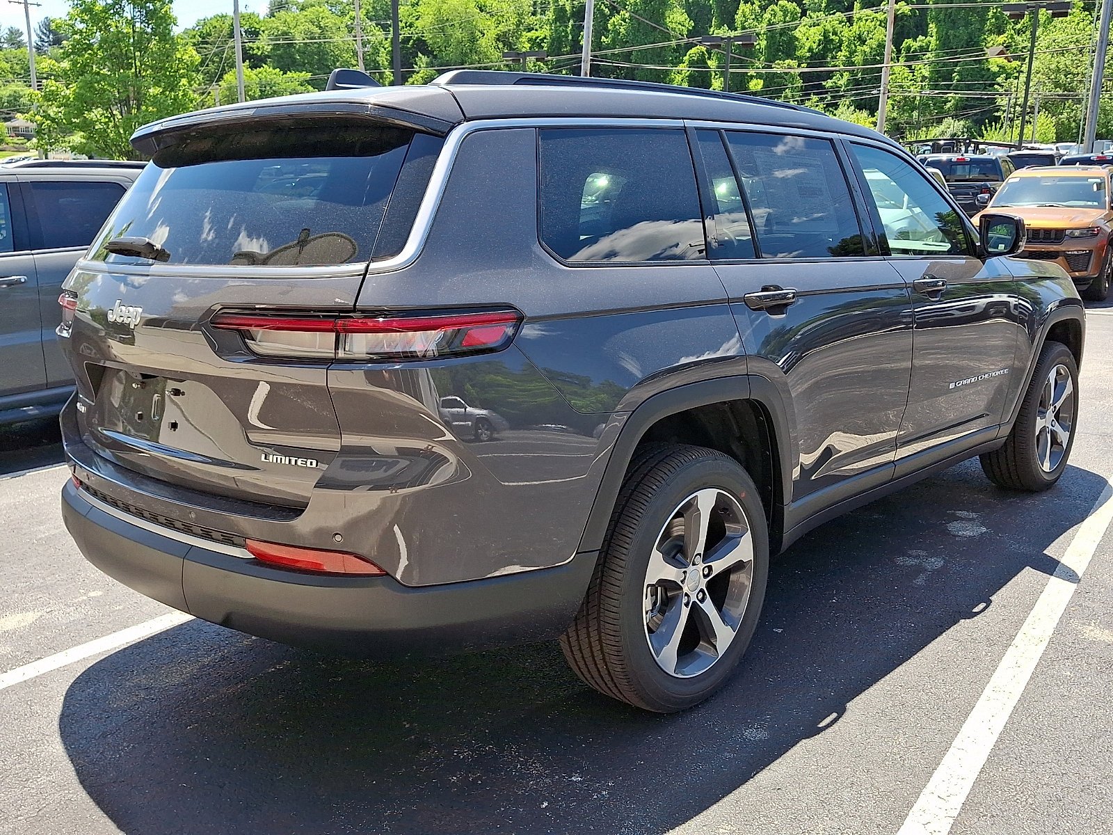New 2026 Baltic Gray Metallic Clear-Coat Exterior Paint Jeep Limited image 3