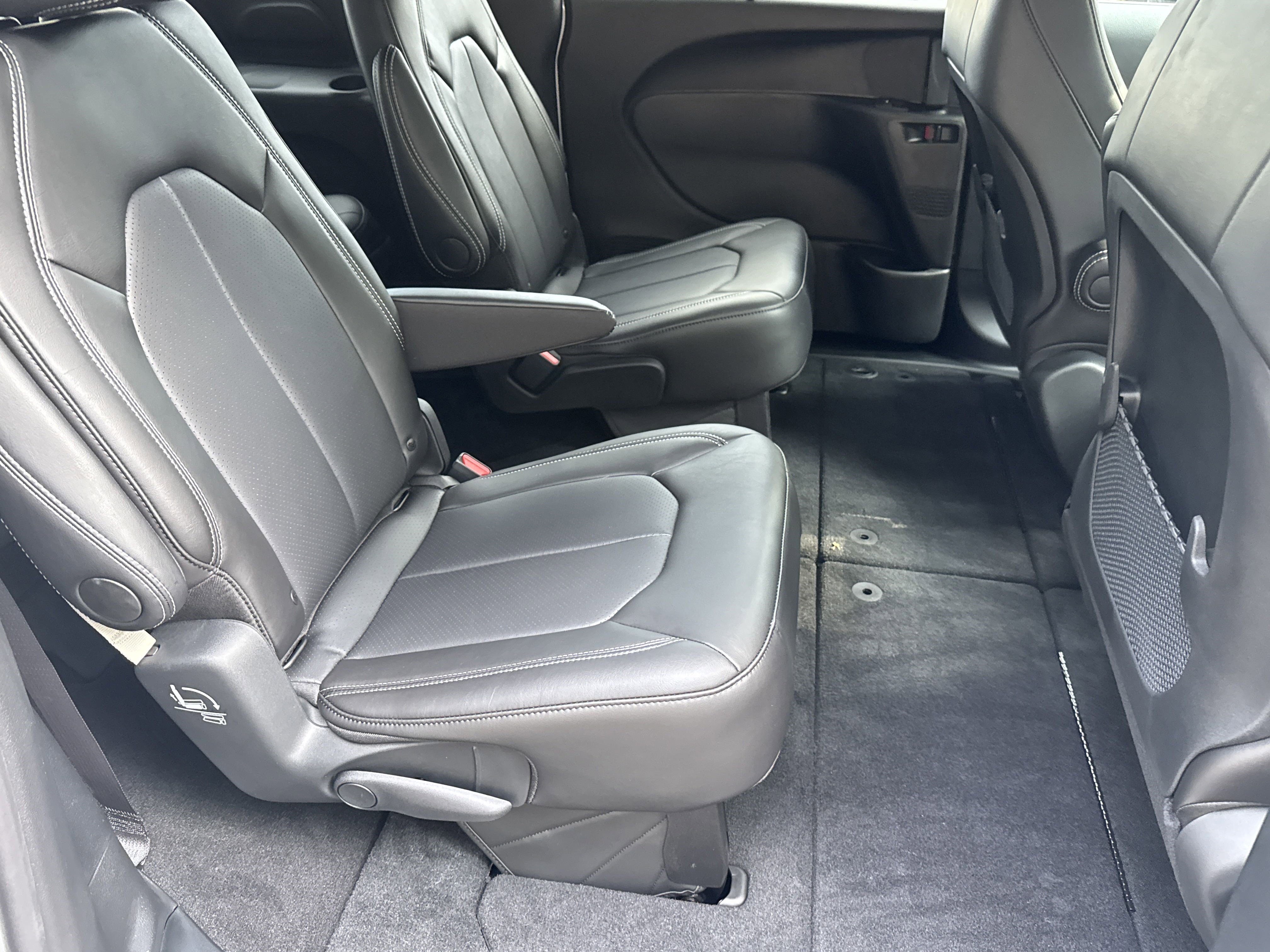 New 2025 Bright White Clearcoat Chrysler LX image 21