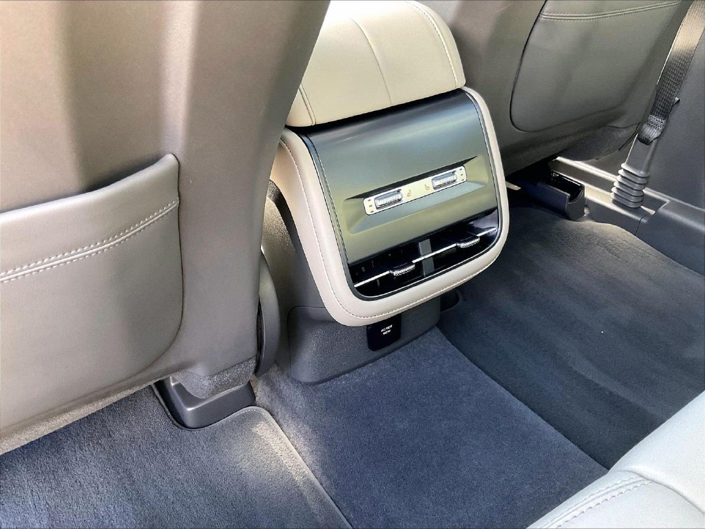 Used 2025 White Lincoln Reserve image 28