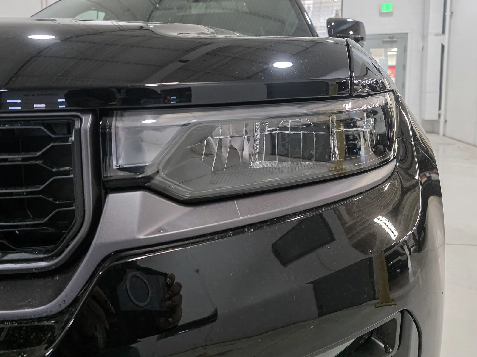 New 2026 Diamond Black Crystal Pearl-Coat Exterior Paint Jeep Limited image 13