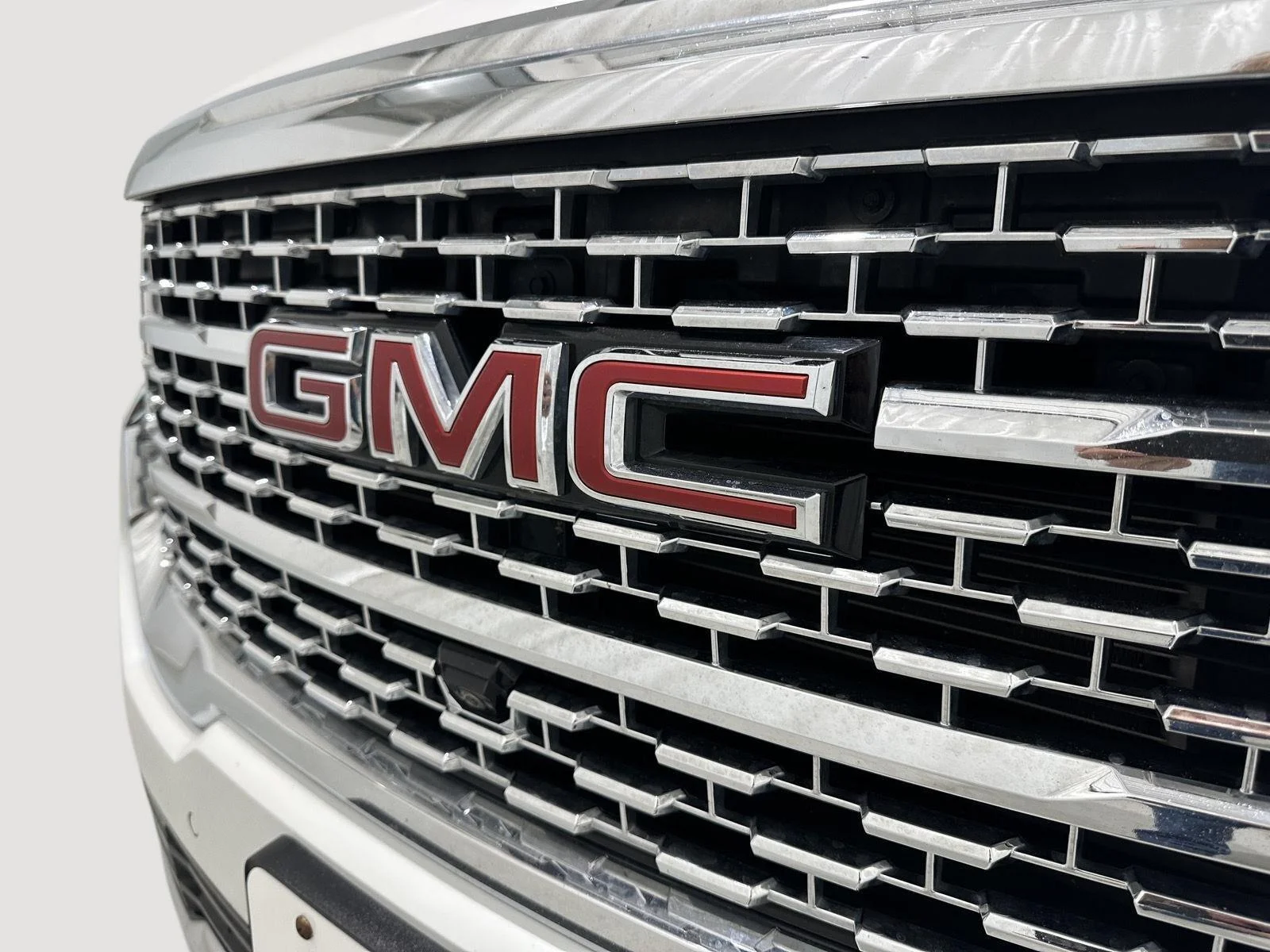 Used 2021 WHITE FROST TRICOAT GMC Denali image 30