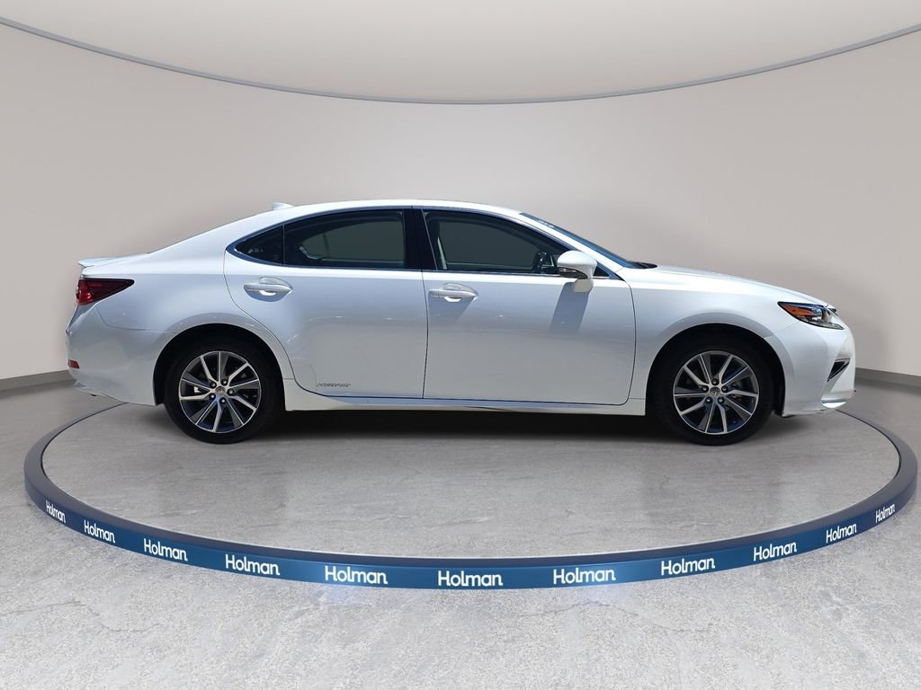 Used 2016 White Lexus 300h image 5