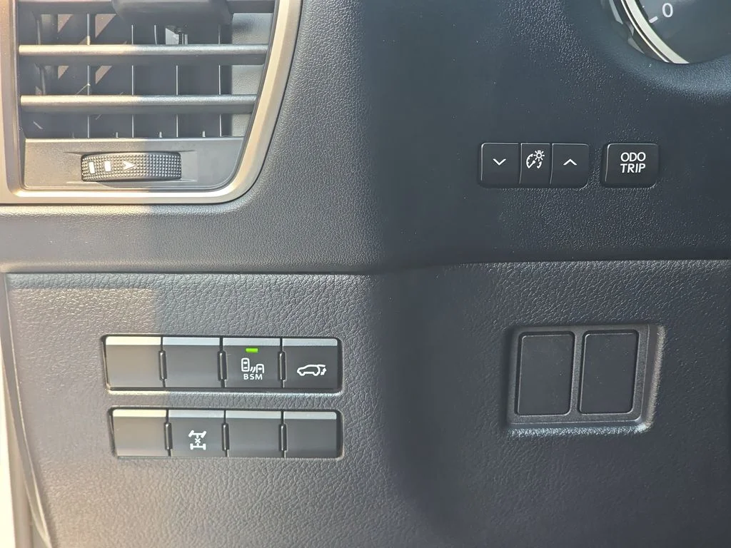 Used 2015 Silver Lexus 200t image 29