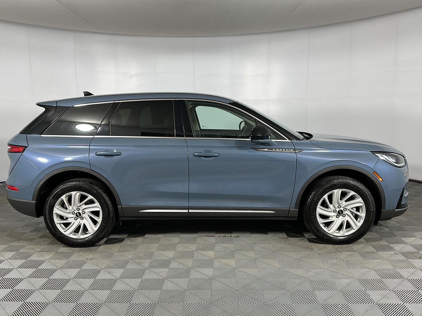 Used 2024 Whisper Blue Metallic Clearcoat Lincoln Premiere image 27