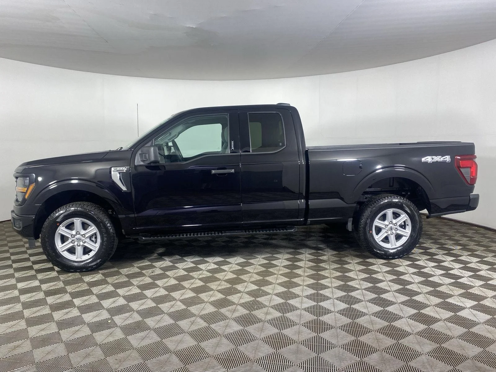 New 2026 Agate Black Ford XLT image 32