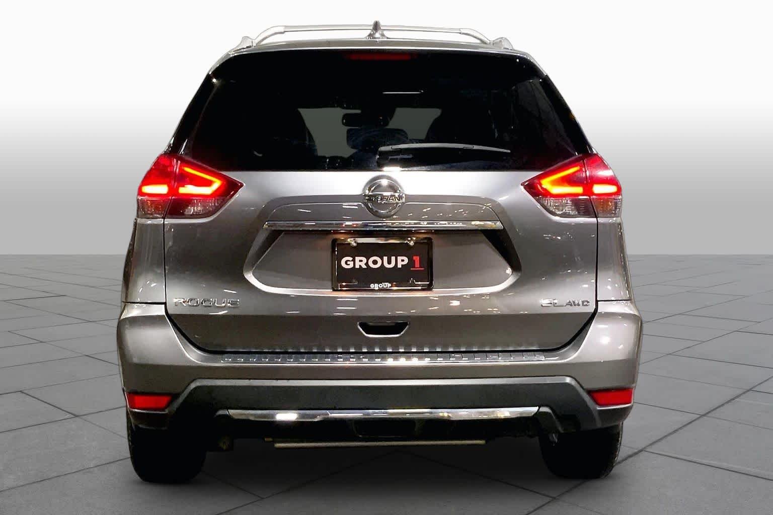 Used 2017 Gun Metallic Nissan SL image 5
