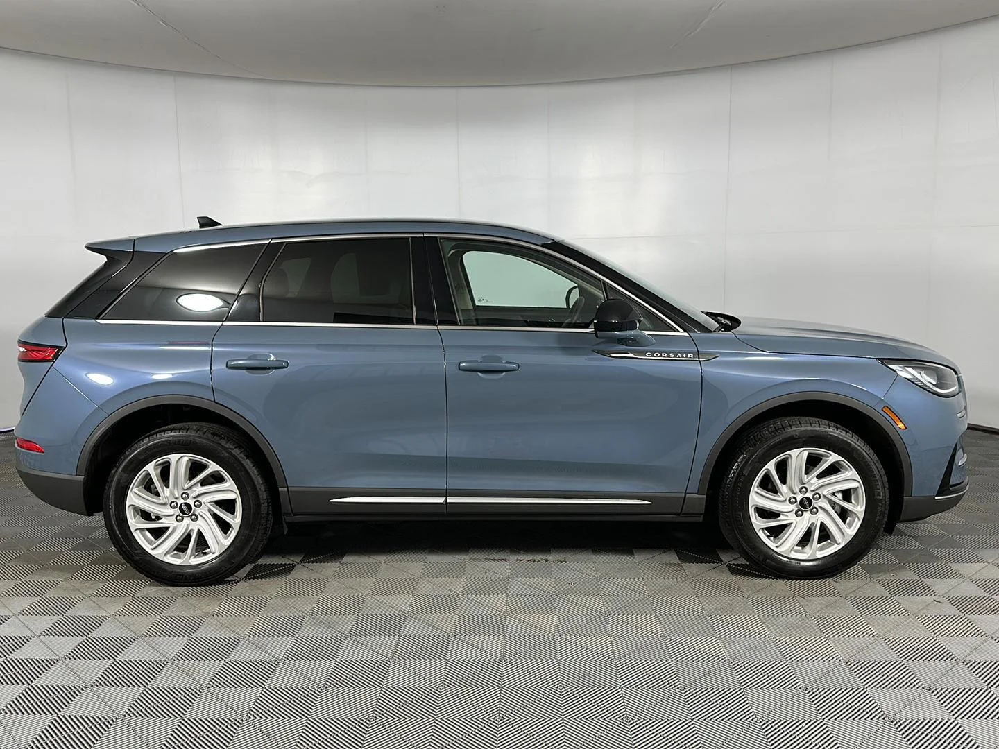 Used 2024 Whisper Blue Metallic Clearcoat Lincoln Premiere image 27