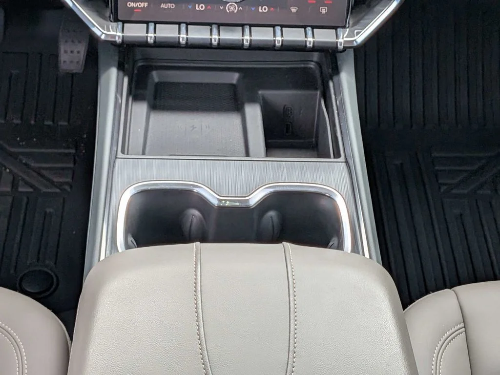 Used 2024 White GMC Elevation image 19