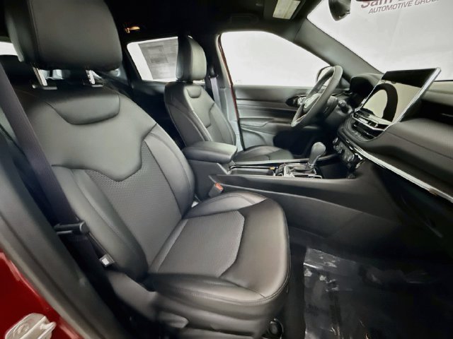 New 2026 Red Hot Pearl-Coat Exterior Paint Jeep Latitude image 25